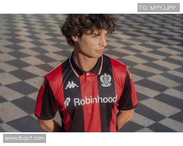 足球明星日常生活中的逛街瞬间展现他们的时尚品味与生活态度